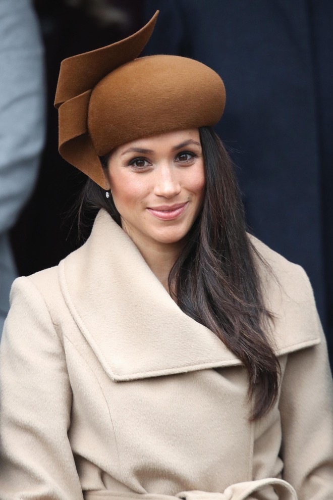 Thỏi son hồng đất này lại tiếp tục gây sốt nhờ được công nương Meghan Markle liên tục sử dụng - Ảnh 1.