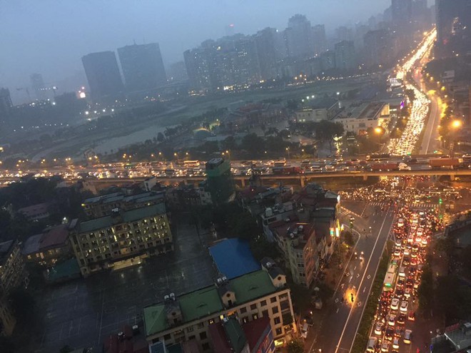 Hà Nội: Tắc đường kinh hoàng giờ tan tầm sau mưa lớn, di chuyển 3km cũng mất tới 1 tiếng đồng hồ! - Ảnh 11. Hà Nội: Tắc đường kinh hoàng giờ tan tầm sau mưa lớn, di chuyển 3km cũng mất tới 1 tiếng đồng hồ! - Ảnh 11.