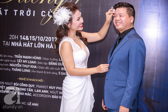 Vợ Đăng Dương tình cảm lau mồ hôi cho chồng trong sự kiện - Ảnh 2.