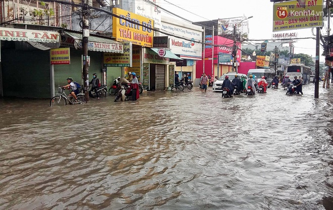 Sài Gòn ngập cả buổi sáng sau trận mưa đêm, nhân viên thoát nước ra đường đẩy xe chết máy giúp người dân - Ảnh 15.