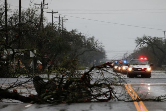 Hình ảnh như ngày tận thế sau khi bão Harvey đổ bộ Texas (Mỹ) - Ảnh 16.