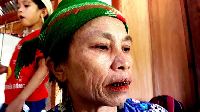 X&eacute; l&ograve;ng người vợ trẻ mất chồng v&agrave; con trong đ&ecirc;m lở đất - Ảnh 3.