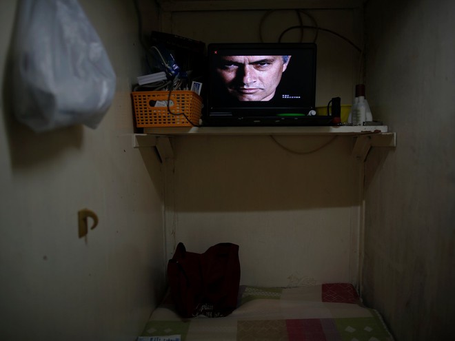 Những “ngôi nhà quan tài” rộng vài m2: Cuộc sống tù túng, ngột ngạt của hàng nghìn người dân Hong Kong - Ảnh 3.