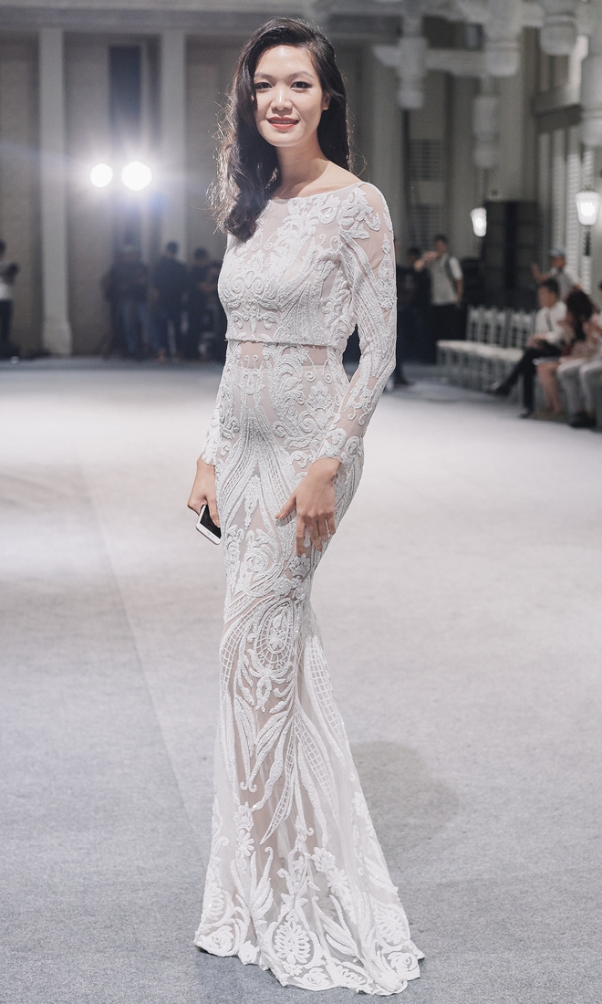 Diện váy trắng tinh giản, Hoa hậu Phạm Hương vẫn tỏa sáng giữa dàn mỹ nhân trên thảm đỏ show diễn kỷ niệm 10 năm - Ảnh 4.