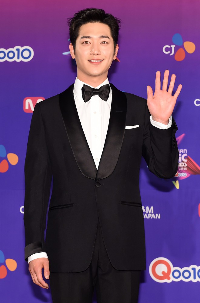 Em trai Song Joong Ki lại khiến fan xao xuyến vì xuất hiện quá đẹp trai trên thảm đỏ MAMA 2017 - Ảnh 12.