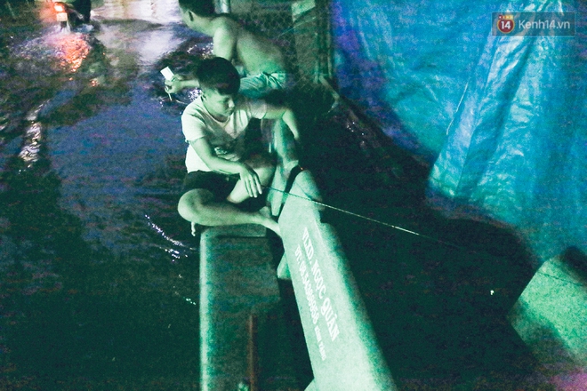 Cảnh tượng bi hài của người Sài Gòn sau những ngày mưa ngập: Sáng quăng lưới, tối thả cần câu bắt cá giữa đường - Ảnh 26.