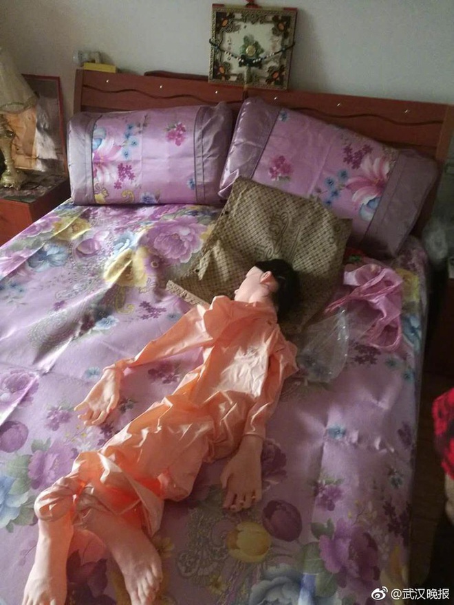 Mua hàng qua mạng, cụ ông khuyết tật nhận được cô búp bê tình dục xì hơi chỉ sau 1 phút - Ảnh 4. Mua hàng qua mạng, cụ ông khuyết tật nhận được cô búp bê tình dục xì hơi chỉ sau 1 phút - Ảnh 4.