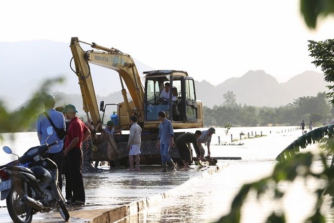 Hà Nội: Vỡ đê Chương Mỹ, ngàn dân vật lộn giữa dòng lũ - Ảnh 4.