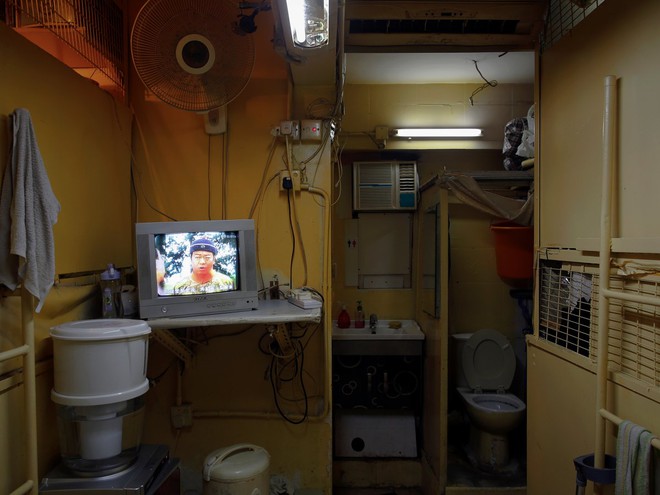 Những “ngôi nhà quan tài” rộng vài m2: Cuộc sống tù túng, ngột ngạt của hàng nghìn người dân Hong Kong - Ảnh 4.