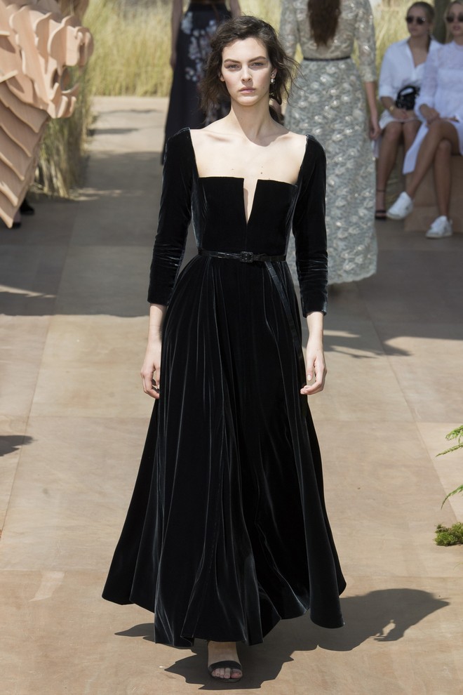 HOT: Dior hé lộ những bức hình hiếm có về quá trình tạo nên chiếc váy caưới của Song Hye Kyo - Ảnh 5.
