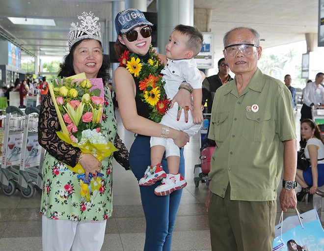 Phi Thanh Vân hạnh phúc đội vương miện Hoa hậu cho mẹ sau khi trở về Việt Nam - Ảnh 1.