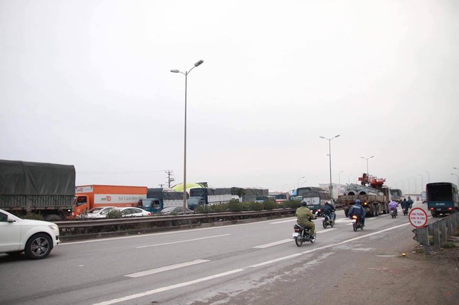 Hà Nội: Người dân tiếp tục về quê nghỉ Tết Dương lịch, đường cao tốc quốc lộ 5 ùn tắc kéo dài hàng km - Ảnh 5.