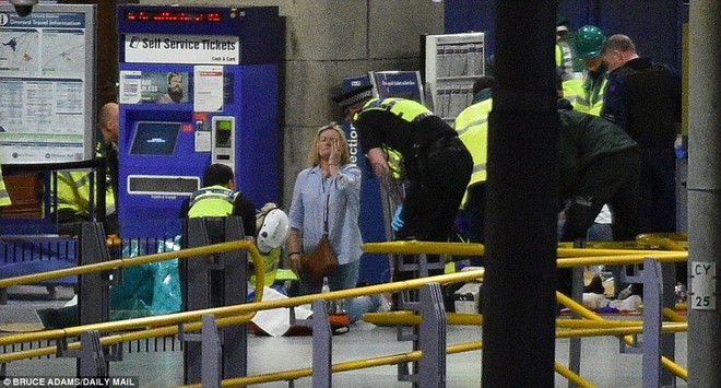 Cảnh tượng hỗn loạn sau vụ nổ ở Manchester - Ảnh 6.