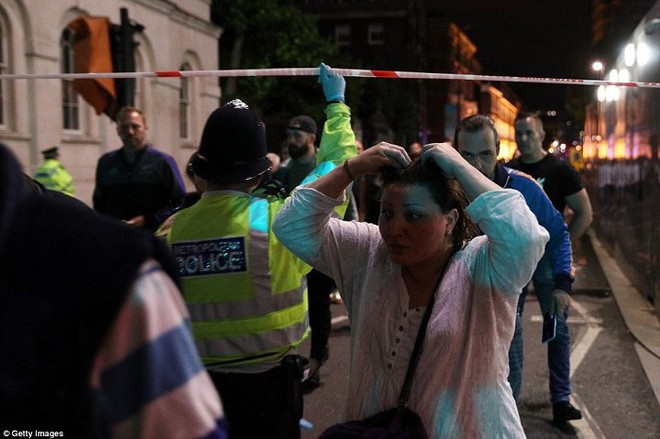 Hiện trường vụ tấn công liên hoàn khủng khiếp ở London - Ảnh 6.