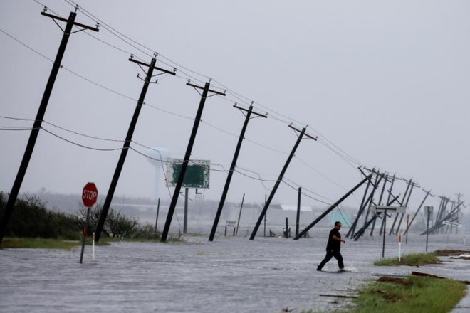 Hình ảnh như ngày tận thế sau khi bão Harvey đổ bộ Texas (Mỹ) - Ảnh 6.