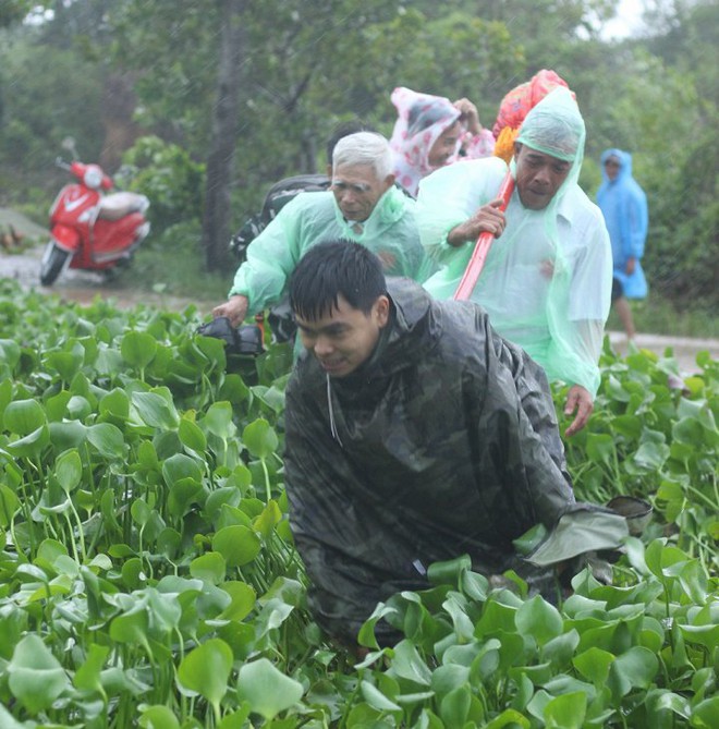 Ảnh: Nhà trai cắp dép, xắn quần, lội mưa bì bõm đến đón dâu giữa tâm bão số 10 - Ảnh 6.