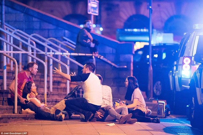 Cảnh tượng hỗn loạn sau vụ nổ ở Manchester - Ảnh 7.