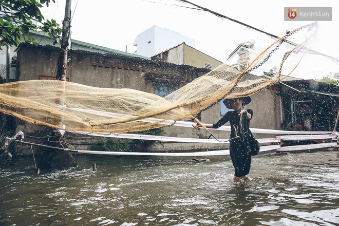 Cảnh tượng bi hài của người Sài Gòn sau những ngày mưa ngập: Sáng quăng lưới, tối thả cần câu bắt cá giữa đường - Ảnh 7.
