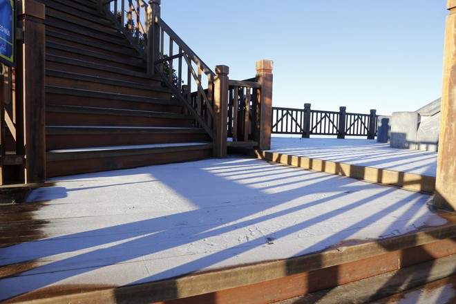 Sương muối trắng xóa đỉnh Fansipan khiến khách du lịch trầm trồ thích thú - Ảnh 7.