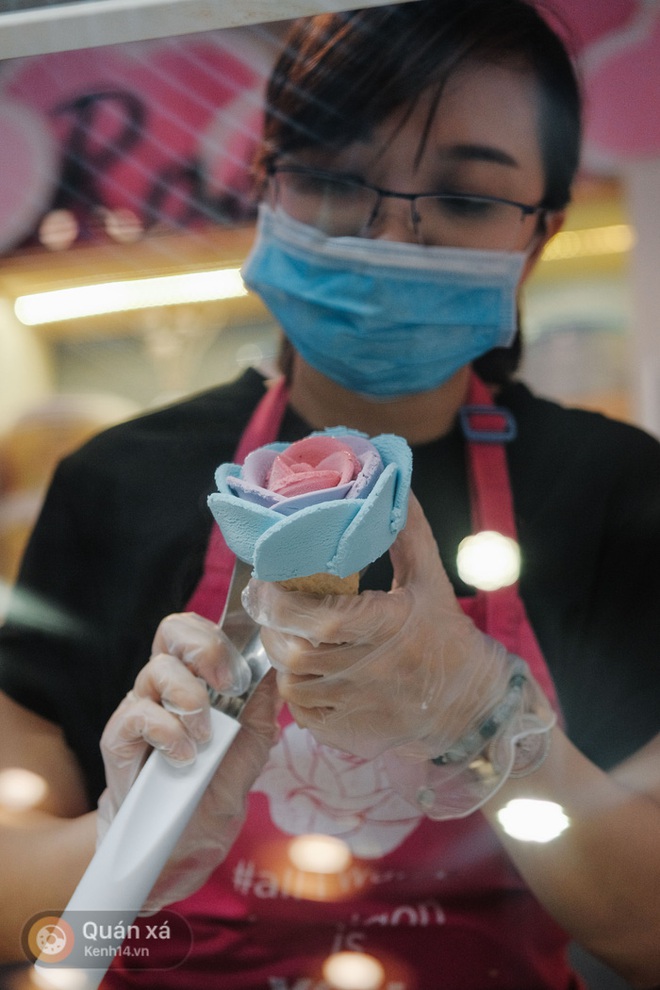 Sài Gòn: Đi thử ngay món kem hoa hồng đang khiến cư dân mạng thế giới sốt xình xịch - Ảnh 9.