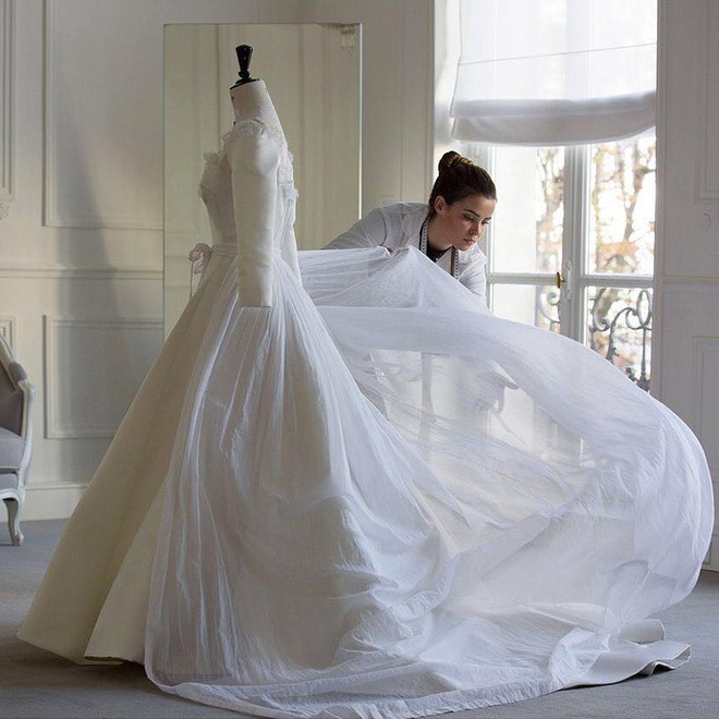 HOT: Dior hé lộ những bức hình hiếm có về quá trình tạo nên chiếc váy caưới của Song Hye Kyo - Ảnh 8.