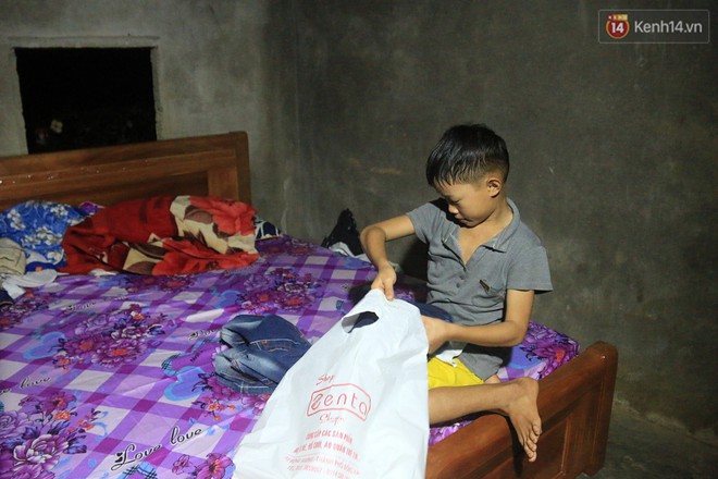 Bé trai 9 tuổi một mình sống giữa mộ bia ở Quảng Trị hơn 700 đêm: Cuối cùng mẹ đã về rồi, chỉ mong mẹ không bỏ em đi nữa - Ảnh 9.