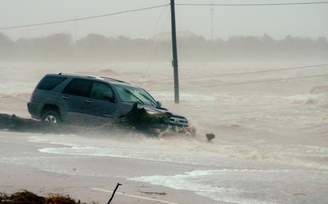 Hình ảnh như ngày tận thế sau khi bão Harvey đổ bộ Texas (Mỹ) - Ảnh 10.