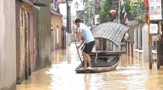 Hà Nội: Vỡ đê Chương Mỹ, ngàn dân vật lộn giữa dòng lũ - Ảnh 10.