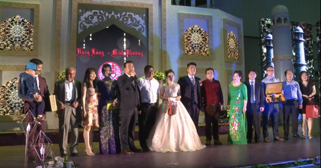 Siêu đám cưới tại Bắc Ninh: Kéo dài 15 ngày, 2 xe Rolls-Royce rước dâu, pháo hoa bắn rợp trời - Ảnh 10.