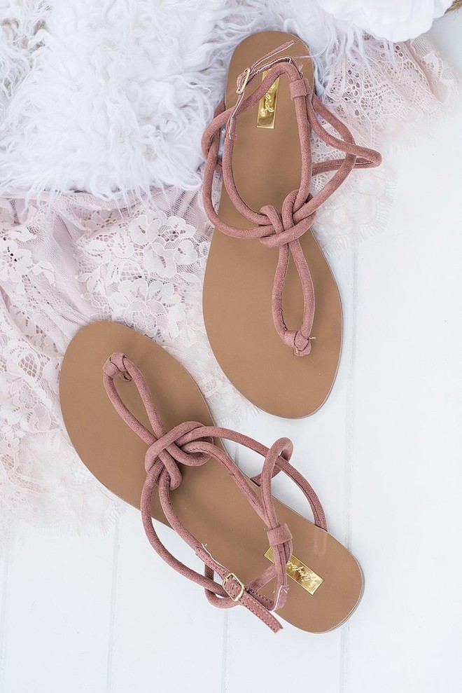 Sau đan dây, xu hướng sandals đang chuyển hướng sang kiểu thắt nút lạ đời - Ảnh 8.