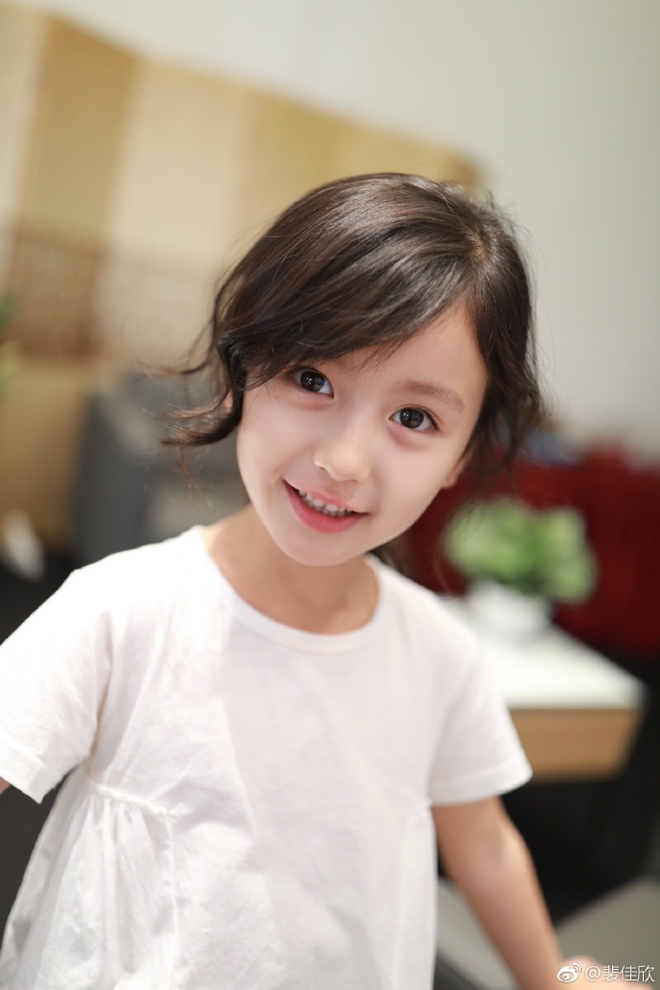 Thiên thần nhí 8 tuổi xinh lung linh, giống Kim Ji Won như tạc - Ảnh 4.