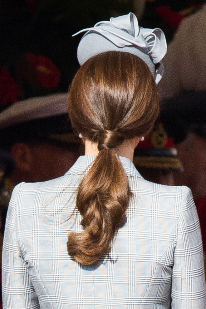 Ngoài gu thời trang thanh lịch, công nương Kate còn khéo chọn kiểu tóc kết hợp cùng - Ảnh 4.