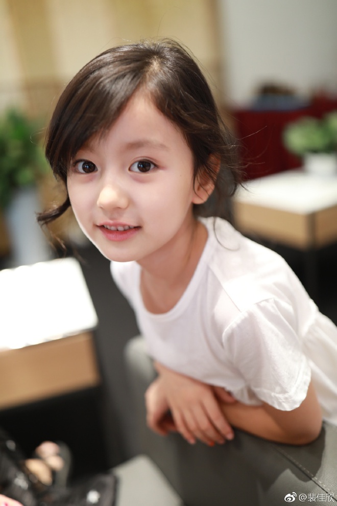 Thiên thần nhí 8 tuổi xinh lung linh, giống Kim Ji Won như tạc - Ảnh 5.