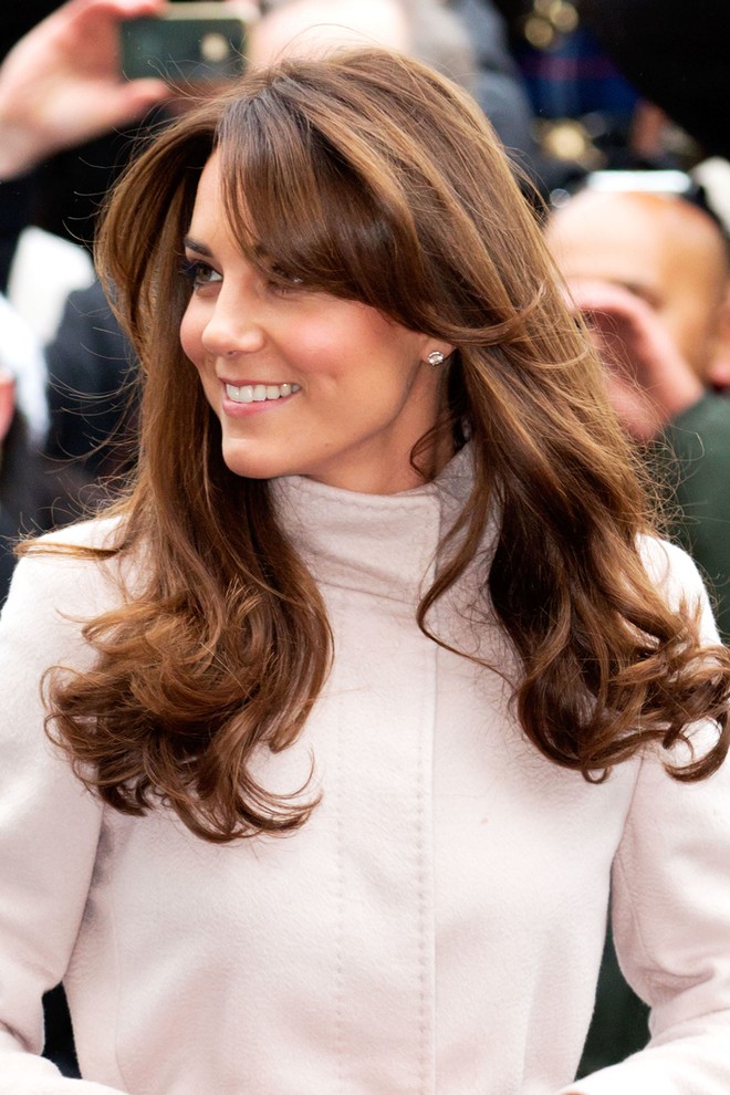 Ngoài gu thời trang thanh lịch, công nương Kate còn khéo chọn kiểu tóc kết hợp cùng - Ảnh 2.