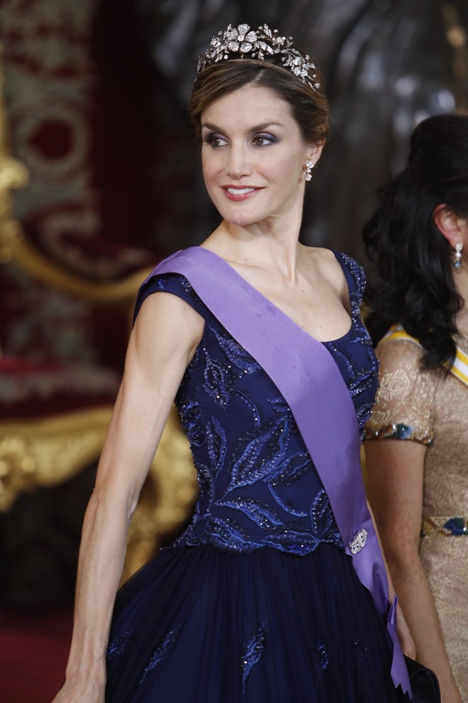 Vương quốc Anh có công nương Kate thì Tây Ban Nha có hoàng hậu Letizia, mặc đơn giản mà vẫn đẹp rạng ngời - Ảnh 1.