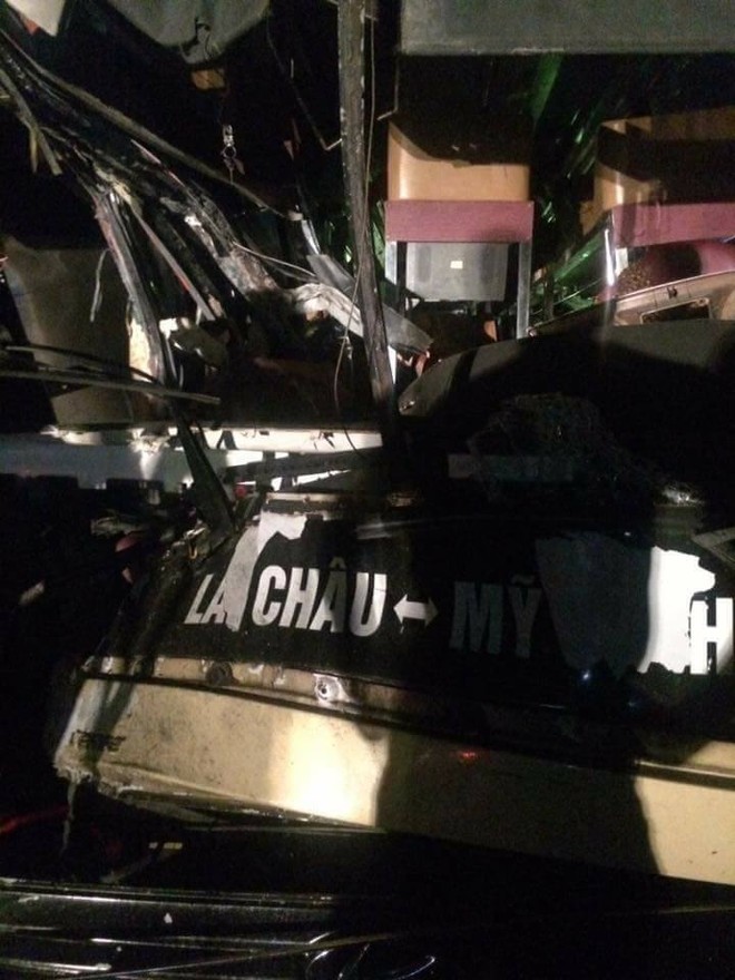Yên Bái: Xe khách và xe tải tông nhau trên cao tốc Hà Nội - Lào Cai, nhiều người bị thương - Ảnh 3.