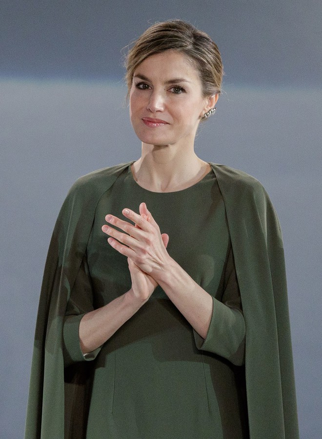 Vương quốc Anh có công nương Kate thì Tây Ban Nha có hoàng hậu Letizia, mặc đơn giản mà vẫn đẹp rạng ngời - Ảnh 14.