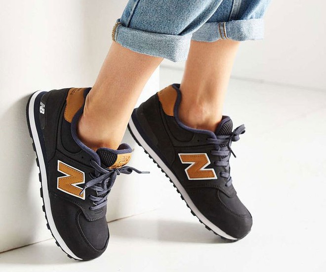 Dù ngoài kia có la liệt những thiết kế mới, thì phái đẹp vẫn luôn mê mệt 5 đôi sneaker này - Ảnh 25.