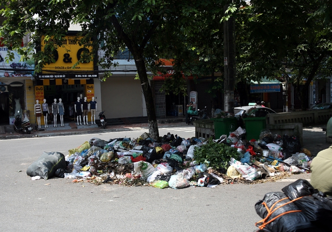 Thị xã Sơn Tây nhiều nơi ngập chìm trong rác thải bốc mùi hôi thối - Ảnh 12.
