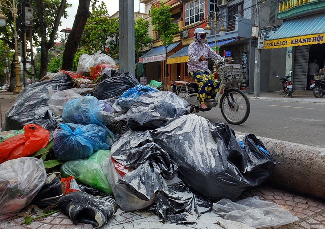 Thị xã Sơn Tây nhiều nơi ngập chìm trong rác thải bốc mùi hôi thối - Ảnh 10.