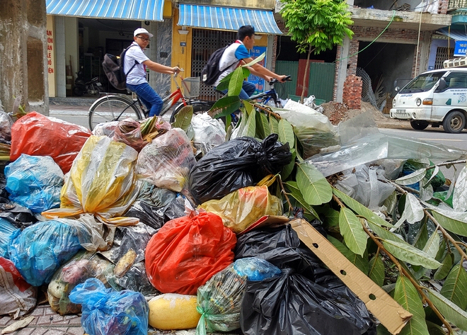 Thị xã Sơn Tây nhiều nơi ngập chìm trong rác thải bốc mùi hôi thối - Ảnh 11.