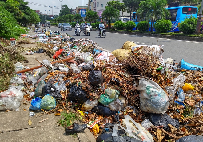 Thị xã Sơn Tây nhiều nơi ngập chìm trong rác thải bốc mùi hôi thối - Ảnh 2.