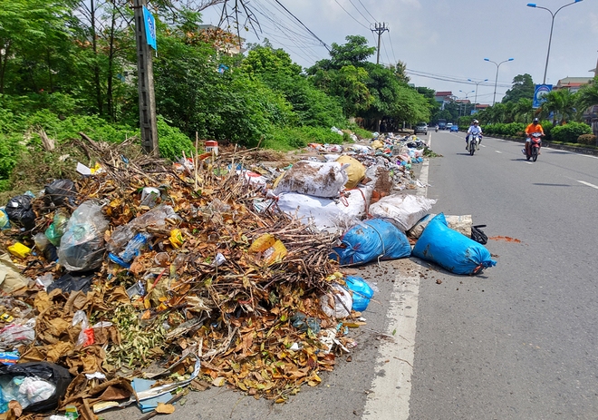 Thị xã Sơn Tây nhiều nơi ngập chìm trong rác thải bốc mùi hôi thối - Ảnh 3.