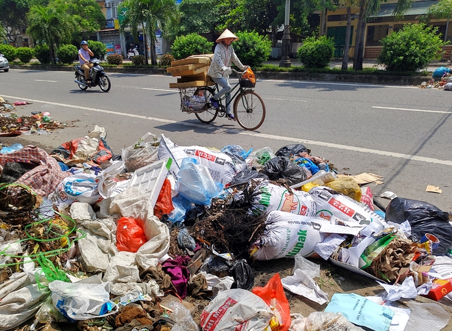 Thị xã Sơn Tây nhiều nơi ngập chìm trong rác thải bốc mùi hôi thối - Ảnh 4.