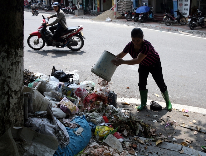 Thị xã Sơn Tây nhiều nơi ngập chìm trong rác thải bốc mùi hôi thối - Ảnh 15.