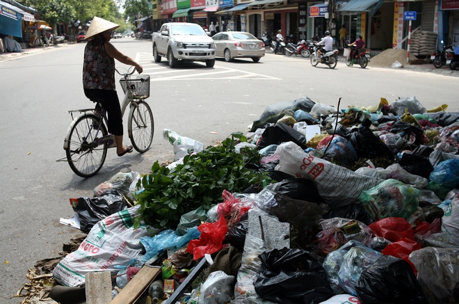 Thị xã Sơn Tây nhiều nơi ngập chìm trong rác thải bốc mùi hôi thối - Ảnh 14.