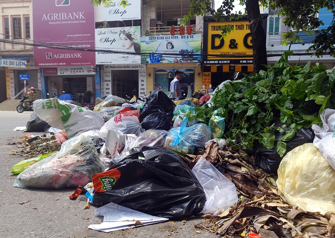 Thị xã Sơn Tây nhiều nơi ngập chìm trong rác thải bốc mùi hôi thối - Ảnh 13.