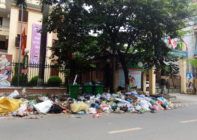 Thị xã Sơn Tây nhiều nơi ngập chìm trong rác thải bốc mùi hôi thối - Ảnh 7.