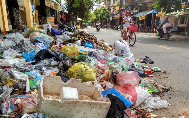 Thị xã Sơn Tây nhiều nơi ngập chìm trong rác thải bốc mùi hôi thối - Ảnh 8.