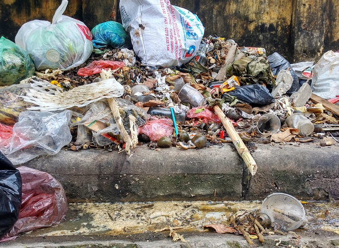 Thị xã Sơn Tây nhiều nơi ngập chìm trong rác thải bốc mùi hôi thối - Ảnh 9.